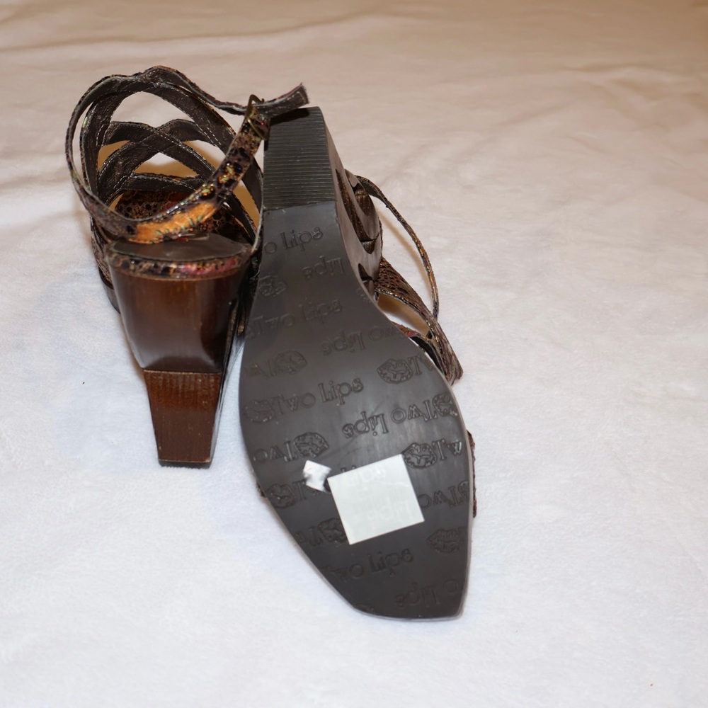 Two Lips Platform Heels - Picture 3 of 5